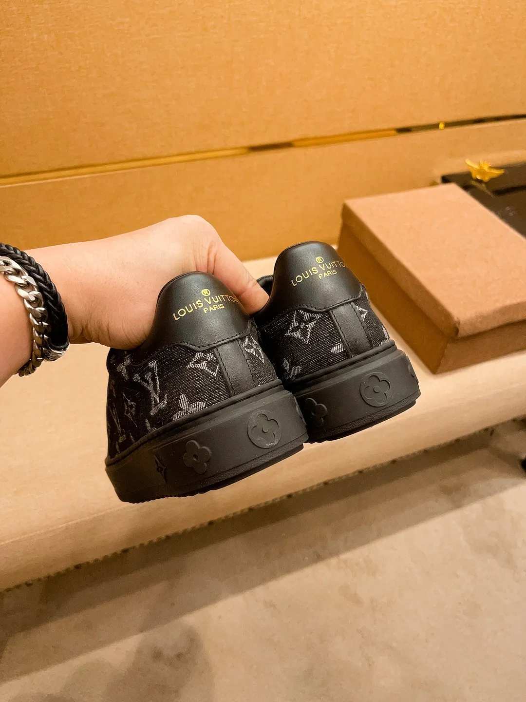 Men's shoes 💰 380💰【 LV 】🔥 Louis Vuitton high-end men's shoes brand official website 1:1 latest masterpiece: the upper is made of first-layer cowhide imported from Italy with a comfortable and breathable lining➕original non-slip and wear-resistant outsole🔥, making walking more convenient and comfortable! An exclusive new model, a stunning work, a beautiful 1:1 replica [color] compared to the official quality! Create a fashionable personality to set off your uniqueness! A must-have for trendy men! Classic 🔥 Size: 38-44 Color: 🔥 2⃣️ colors available 🔥.